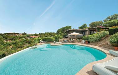 Location de vacances pour 14 personnes, avec piscine ainsi que jardin et terrasse, animaux acceptés à Porto Rotondo