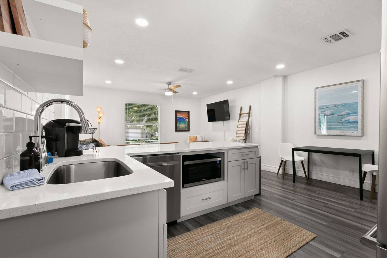 Hel leilighet, New Soho Sanctuary - Gorgeous Apartment Steps to S Howard Ave with Fenced Yard in South Tampa, Tampa