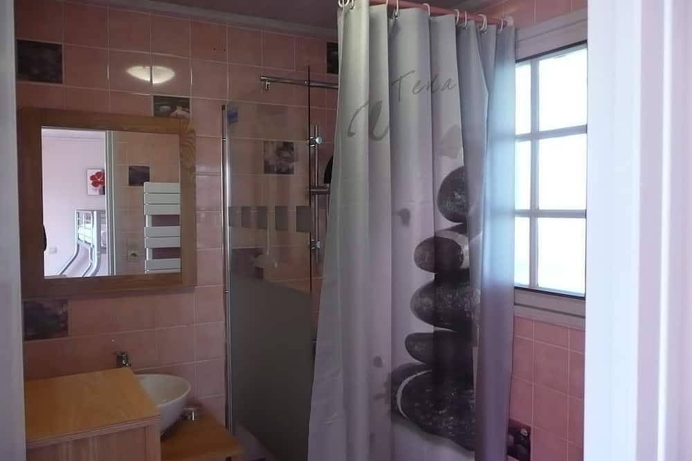 Detached cottage and outdoor space, Wifi, direct access to bicycle path in Le Château-d'Oléron, Côte de Beauté