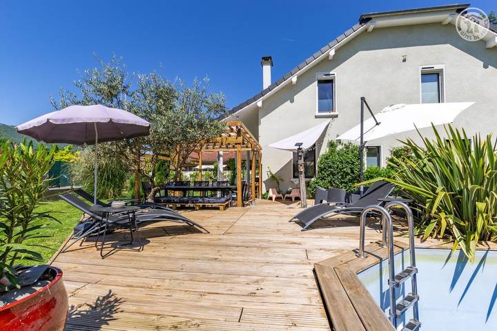 Gîte pour 2 personnes, avec terrasse ainsi que piscine et jardin, animaux acceptés à Aix-les-Bains
