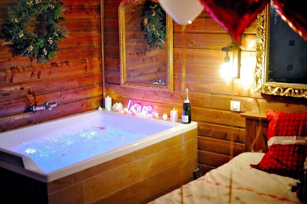 Le Chalet enchanteur/Spa Xxl Privatif/Écran Cinéma/Fibre optique/2 min centre in Bourgoin-Jallieu, Région de La Tour-du-Pin