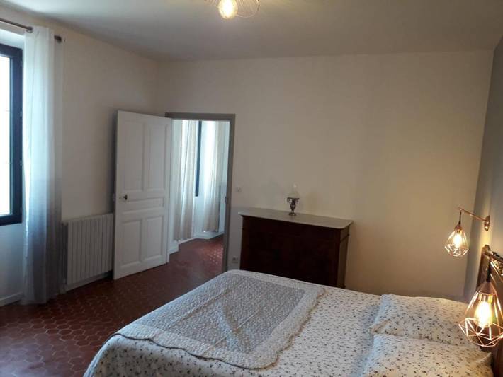 Location de vacances pour 6 personnes, avec piscine ainsi que vue et jardin à Lioux - 3