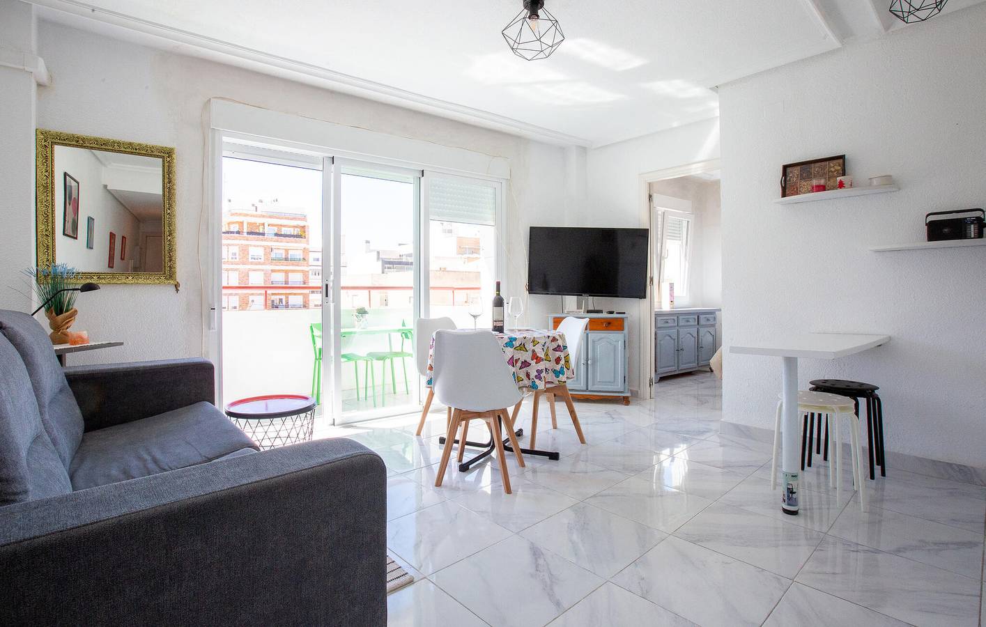 Entire holiday apartment, Modern Beach Apartment with Elevator & WiFi in Torrevieja Centre, Torrevieja