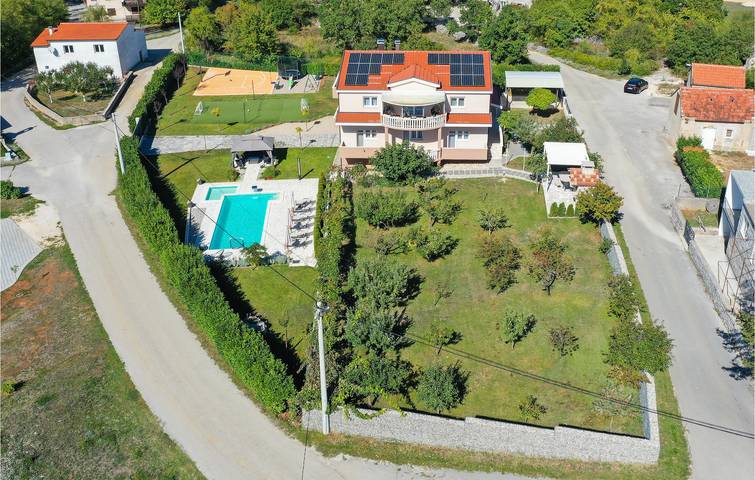 Reizende 2-Zimmer-Wohnung mit Pool in der Nähe des Flusses Ričina in Imotski, Makarska Riviera