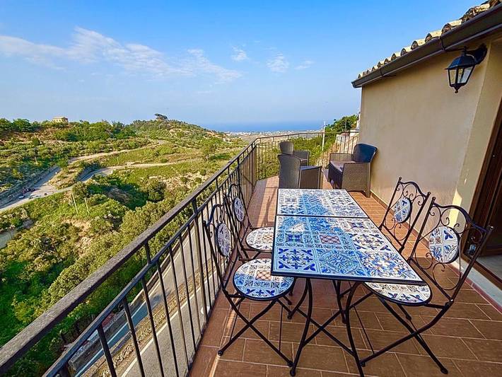Ferienhaus für 5 Personen, mit Balkon und Terrasse sowie Ausblick in Badolato