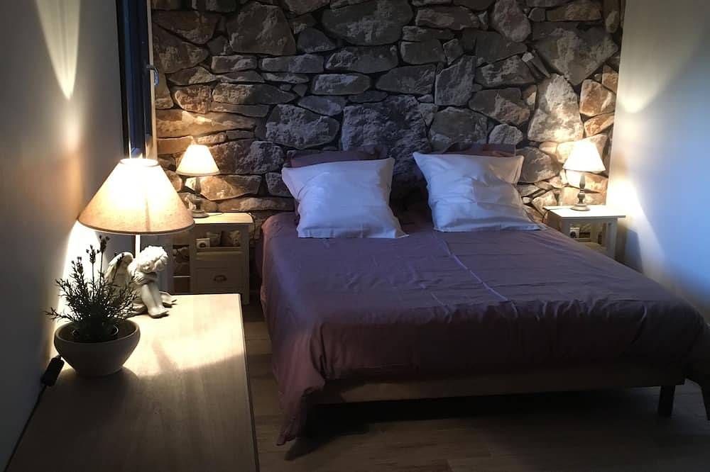 Gite isolé avec piscine privée pour deux personnes amoureux de la nature. in Curtil-Vergy, Région de Dijon