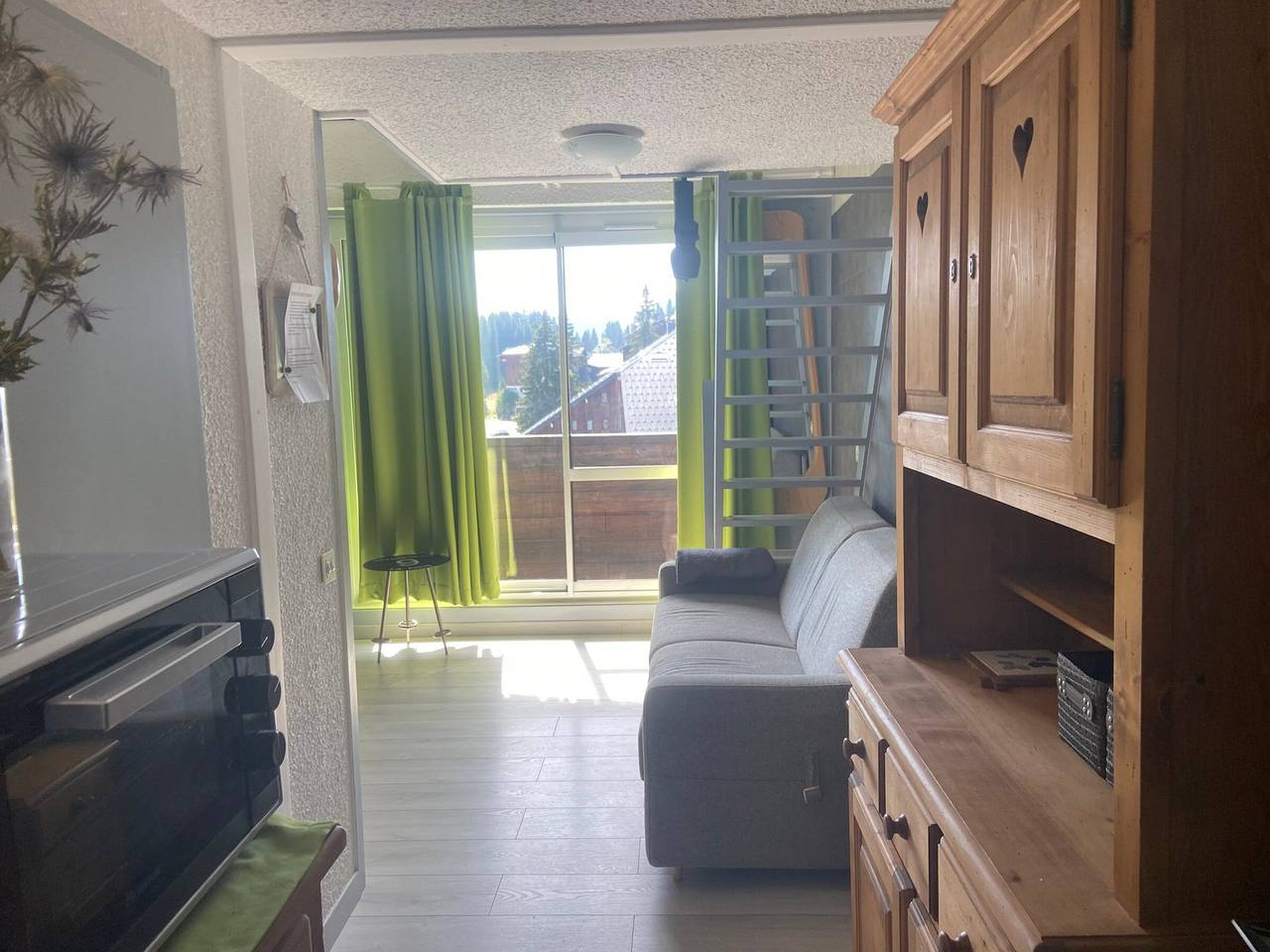 Entire apartment, Mezzanine Apartment for 6, Near Slopes in Le Praz de Lys in Le Praz de Lys, Taninges