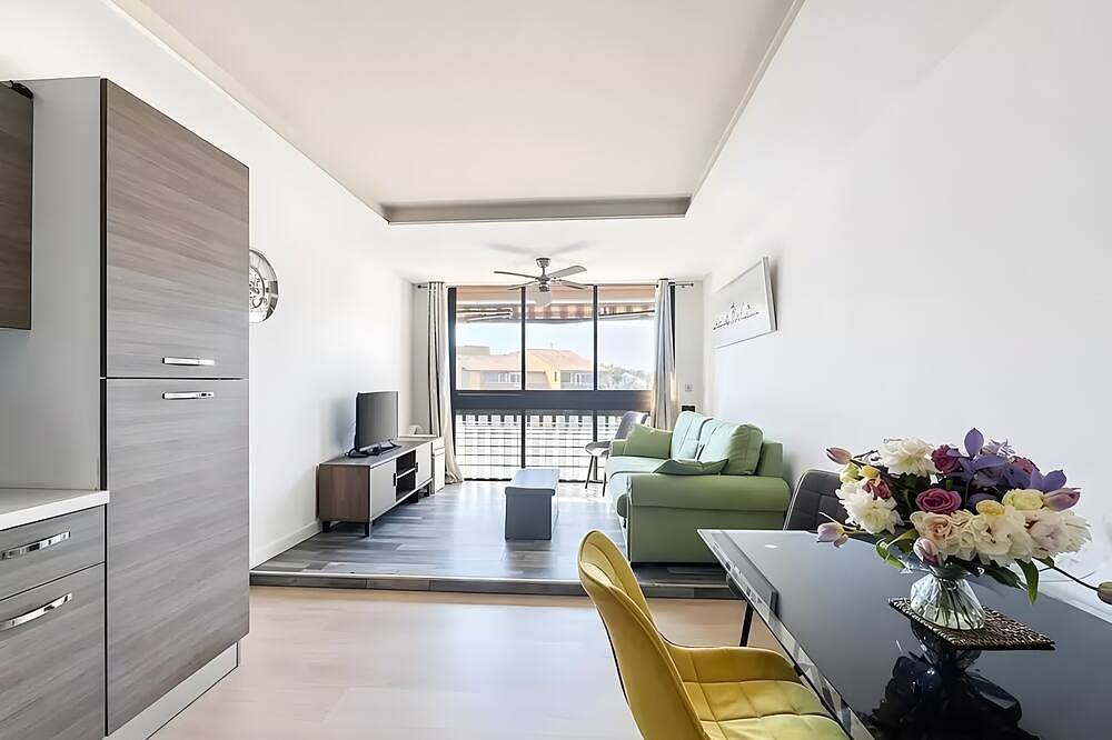 Appartement entier, Appartement « Le Balcon Des Arènes » : Vue Montagne, Piscine Commune et Wi-Fi in Fréjus, Côte méditerranéenne (France)