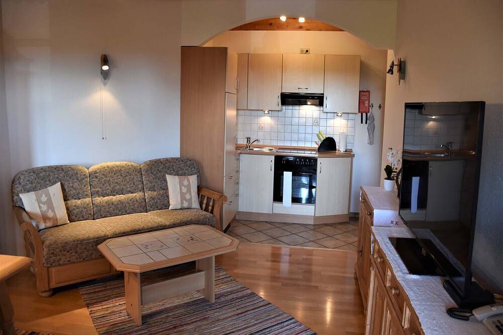 Ganze Wohnung, Nr. 4 Ferienwohnung, 42 qm Obergeschoss, 1 separates Schlafzimmer in Kurf, Bad Endorf