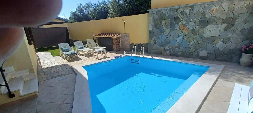 Ferienhaus für 4 Personen, mit Balkon und Terrasse sowie Pool und Ausblick