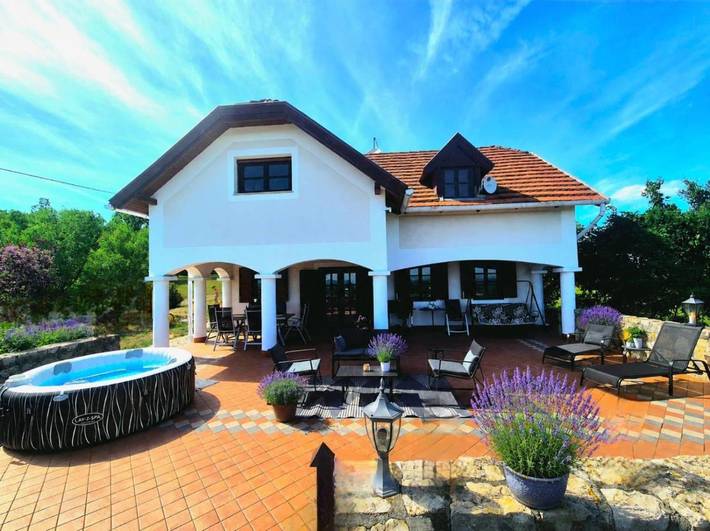 Villa für 11 Personen, mit Ausblick und Seeblick sowie Garten, mit Haustier am Balaton