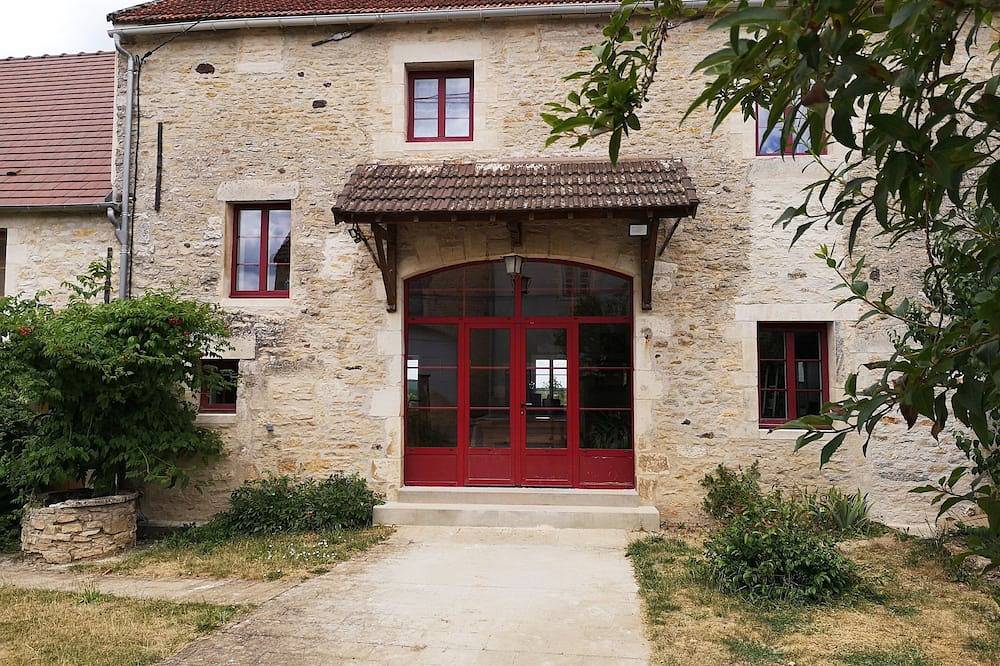 Grand gite luxueux 160 m2 , capacité 6 adultes + 3 enfants avec spa in Montillot, Arrondissement d'Avallon