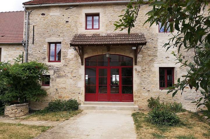 Gîte pour 9 personnes, avec jardin ainsi que jacuzzi et terrasse