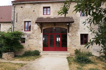 Gîte pour 9 personnes, avec jacuzzi ainsi que jardin et terrasse dans Yonne