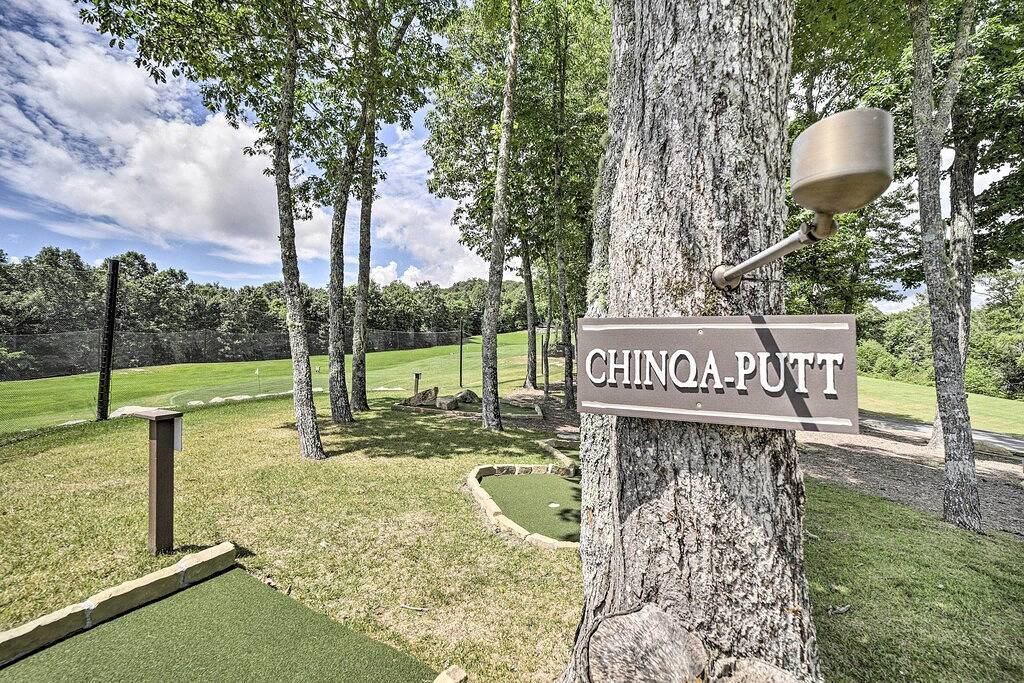 Pet-Friendly Cabin w/ Mtn Views in Chinquapin! in Jackson County