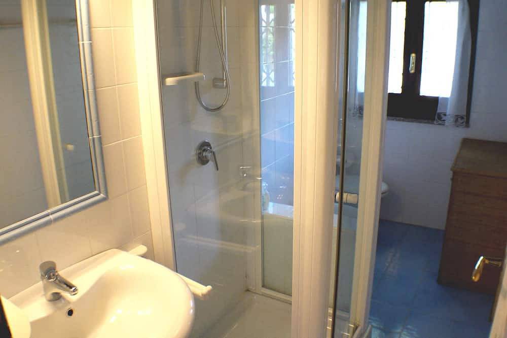 30 metri dal mare. 2 camere, 2 bagni. Bbq. Wifi. Biglietti nave scontati. in Cala Cipolla, Teulada