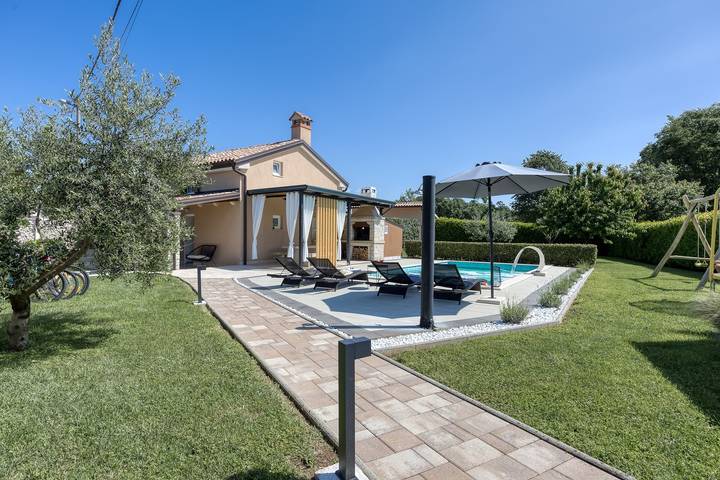 Ferienhaus für 5 Personen, mit Pool und Garten, mit Haustier