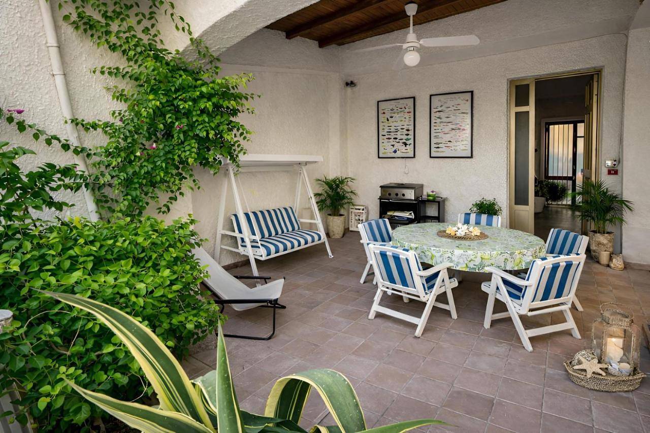 Ganze Wohnung, Sea Breeze Terrace Retreat on the Sicilian Coast in Mongiove, Patti