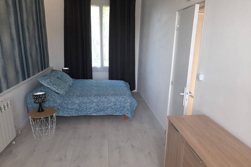Ganze Wohnung, 2 to 4-person apartment 300 m from town center and 200 m from château, very quiet location. in Surgères, Rochefort und Umgebung