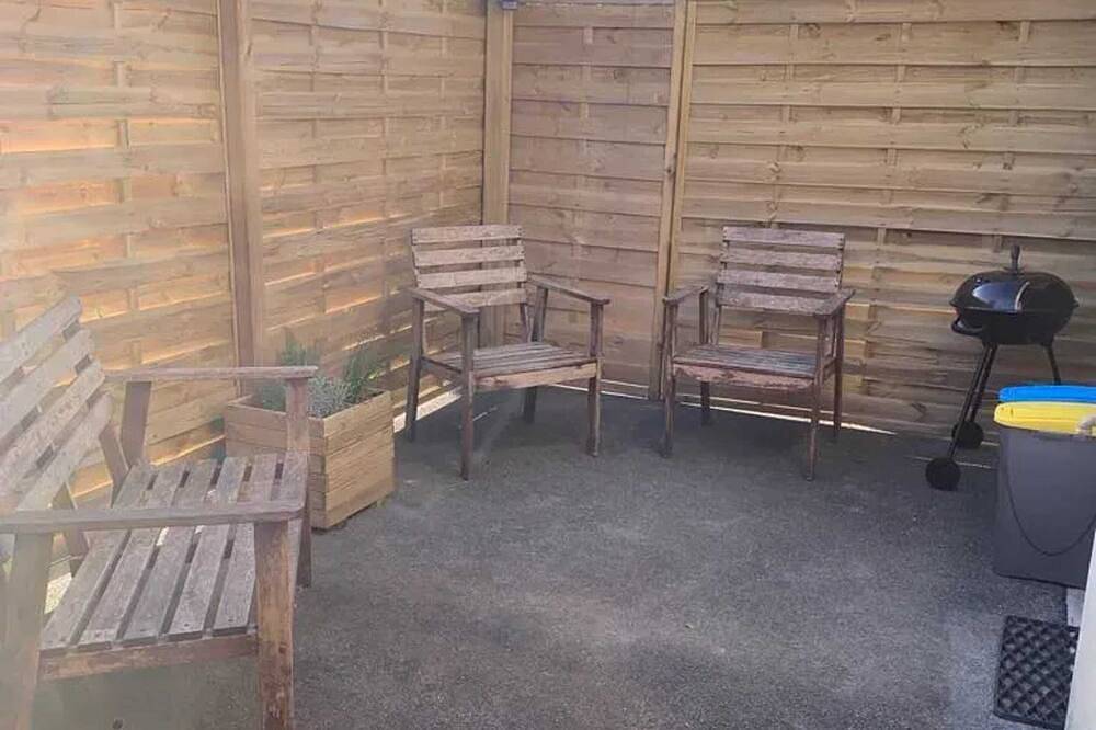 Entire apartment, Homerez - Cosy Studio in the Heart of Ploërmel - 20 m² with Terrace in Ploërmel, Vannes region