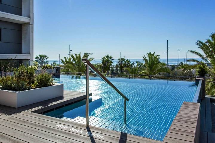 Hotel for 3 personer, med Terrasse og Pool såvel som Sauna og Udsigt i Barcelona