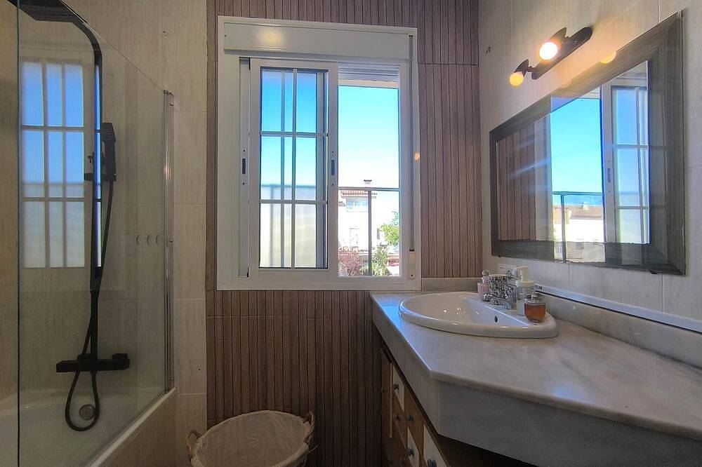 Awesome home in Guillena in Las Pajanosas, Guillena