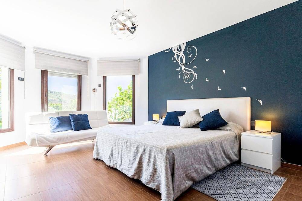 Beautiful home in Malaga with Wifi in Cómpeta, Málaga Provinsen