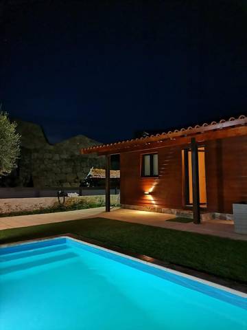 Location de vacances pour 4 personnes, avec vue et terrasse ainsi que jardin et piscine à Cabril