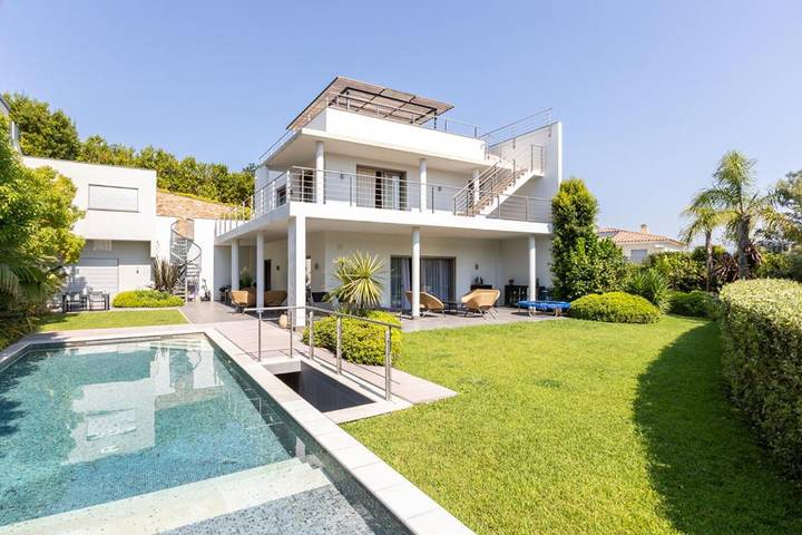 Villa pour 10 personnes, avec terrasse ainsi que piscine et vue à Cannes