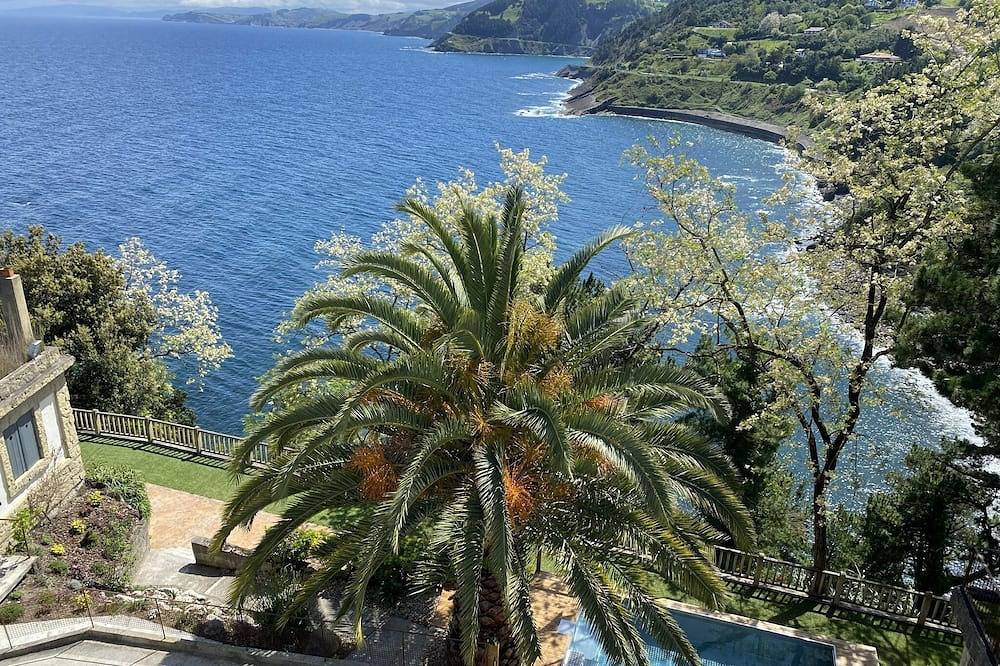 Grand villa on the Cantabrian Sea. Sweeping views, luxurious accommodation in Motrico, Costa Vasca