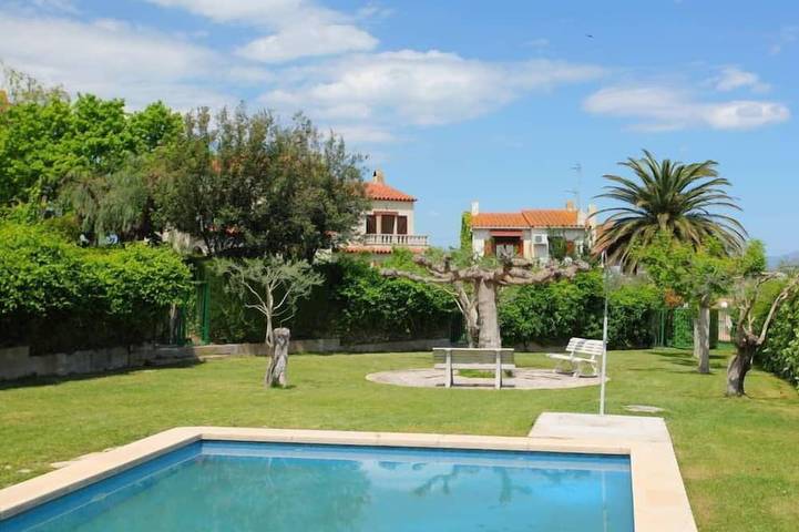 Location de vacances pour 6 personnes, avec jardin et piscine à Bellcaire d'Empordà