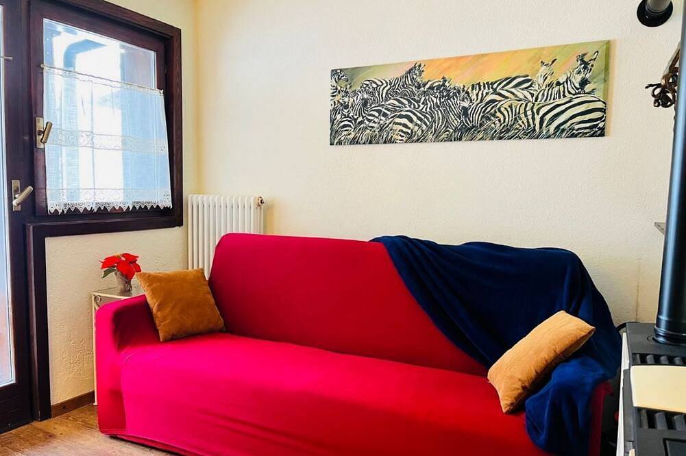 Entire apartment, Guesthost - A cozy apartment of approximately 40 square meters, perfect for two people, located on the ground floor of a building (access via one step).The property is located in the Arly hamlet of La Thuile, nestled in the Alpine landscape and convenien in La Thuile (town), La Thuile