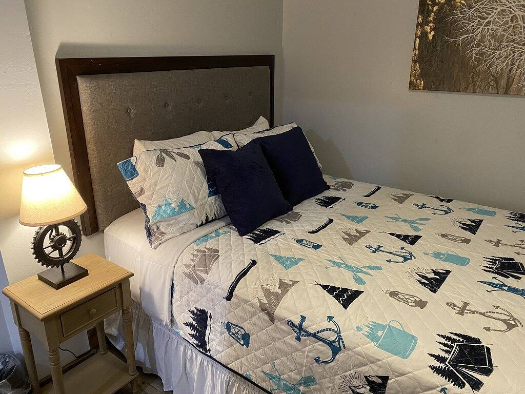 Ganze Wohnung, Ohiopyle Trailside Hotel Room 1 Queen Beds Sleeps 2 /Minutes to Fallingwater in Ohiopyle, Pennsylvania