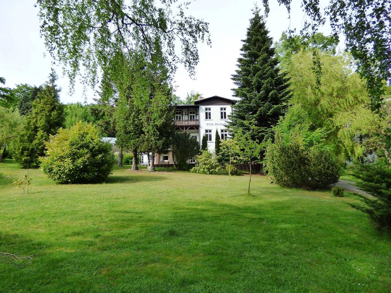 Apartamento vacacional entero, Sonnige Ferienwohnung -100qm - im 1. Obergeschoss der Villa Walhall in einem parkähnlichen Garten in Sellin, Rügen
