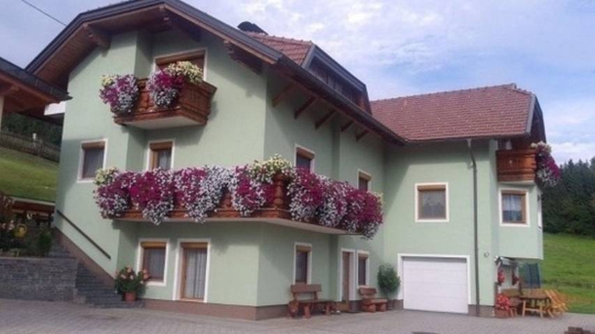 Ferienwohnung für 4 Personen, mit Pool und Balkon