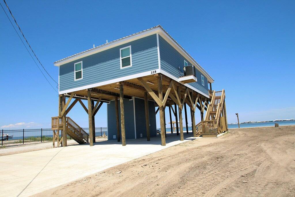 The Pointe, Grand Isle, La Waterfront mit Bootszugang, Bootsanleger, beleuchtetem Angelpier in Grand Isle, Jefferson Parish