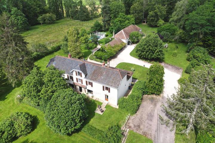 Location de vacances pour 21 personnes, avec Jacuzzi et Terrasse ainsi que Jardin et Piscine dans Fondremand