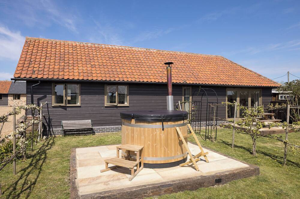 Stylish cottage, countryside views, wood burning hot tub, 20 mins to Cambridge in Croydon (Cambridgeshire), Cambridgeshire