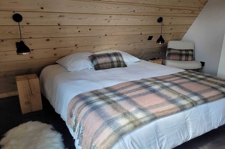 Chalet pour 6 personnes, avec terrasse ainsi que jardin et jacuzzi à Chambon-sur-Lac - 4