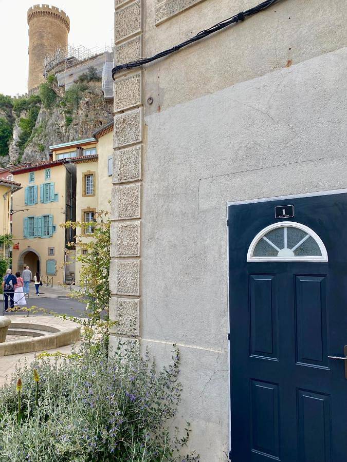 Appartement entier, Number 1 Place Pyrene, 2 bedroom duplex, luxury apartment in Foix, Ariège