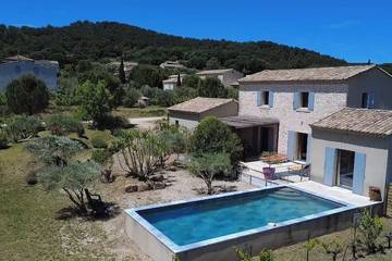 Agriturismo pour 6 personnes, avec piscine et jardin à Saint-Nazaire (Gard)