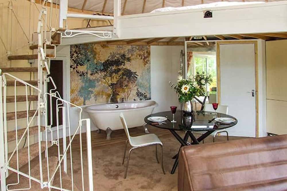 Secret Island Yurt, Beckford in Beckford, Worcestershire