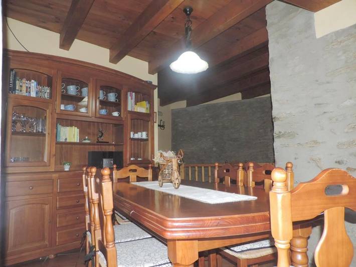 Casa rural para 12 personas, con vistas además de terraza y piscina en Castellbò