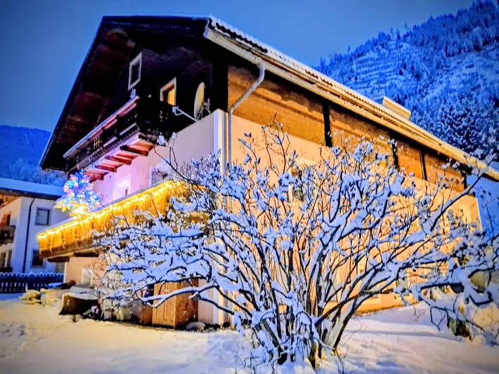 Ferienhaus für 12 Personen, mit Balkon und Whirlpool sowie Garten und Ausblick