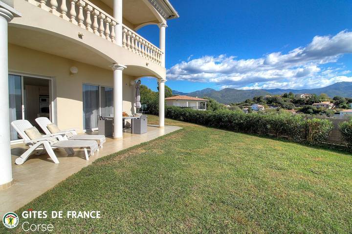 Gîte pour 4 personnes, avec Terrasse ainsi que Jardin et Vue