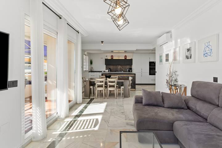 Entire apartment, Apartment 'Marbella Ático las Vistas De Laia' with Sea View, Wi-Fi and Air Conditioning in Marbella West, Marbella