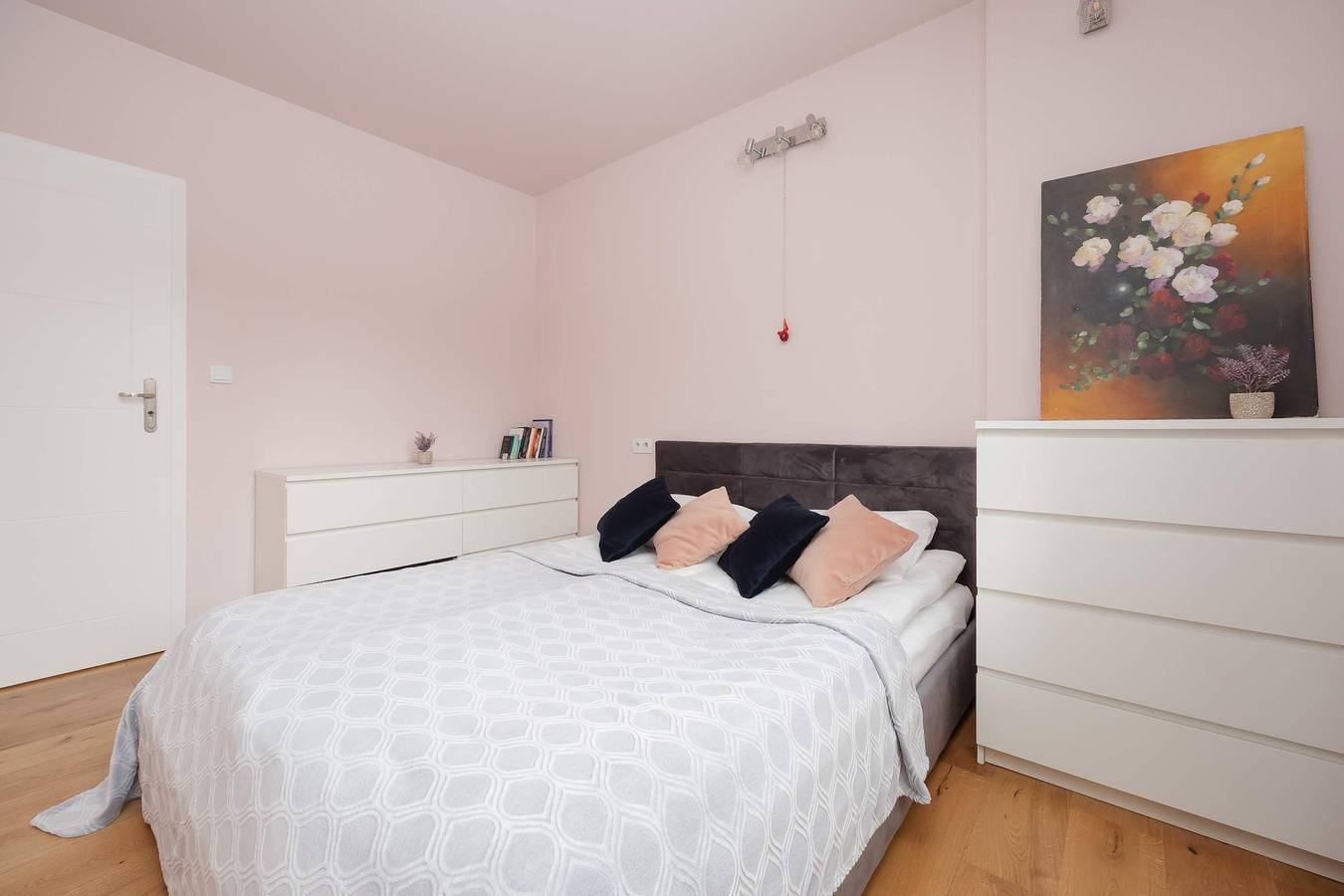 Entire apartment, Leśniczówka 13A Warsaw | Atmospheric Apartment | Smart Tv | Bathtub in Wawer, Warsaw