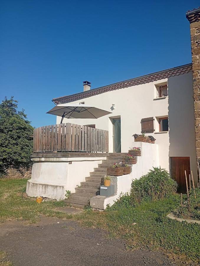Location de vacances pour 8 personnes, avec Balcon ainsi que Terrasse et Vue à Mazeyrat-d'Allier