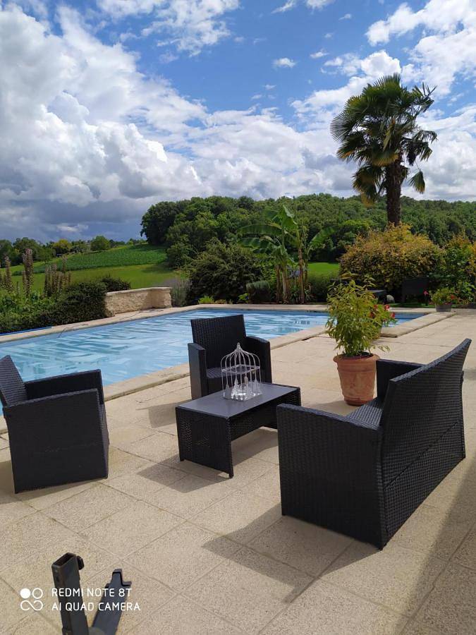 Location de vacances pour 4 personnes, avec piscine et terrasse à Saint-Martial-Viveyrol