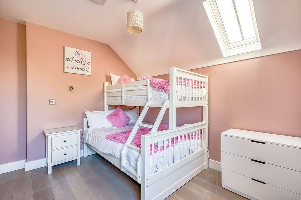 Cliff House | Ocean View | Pizza Oven, Sports Pitch & Games Room | Sleeps 14 in Donegal, Irish Ulster